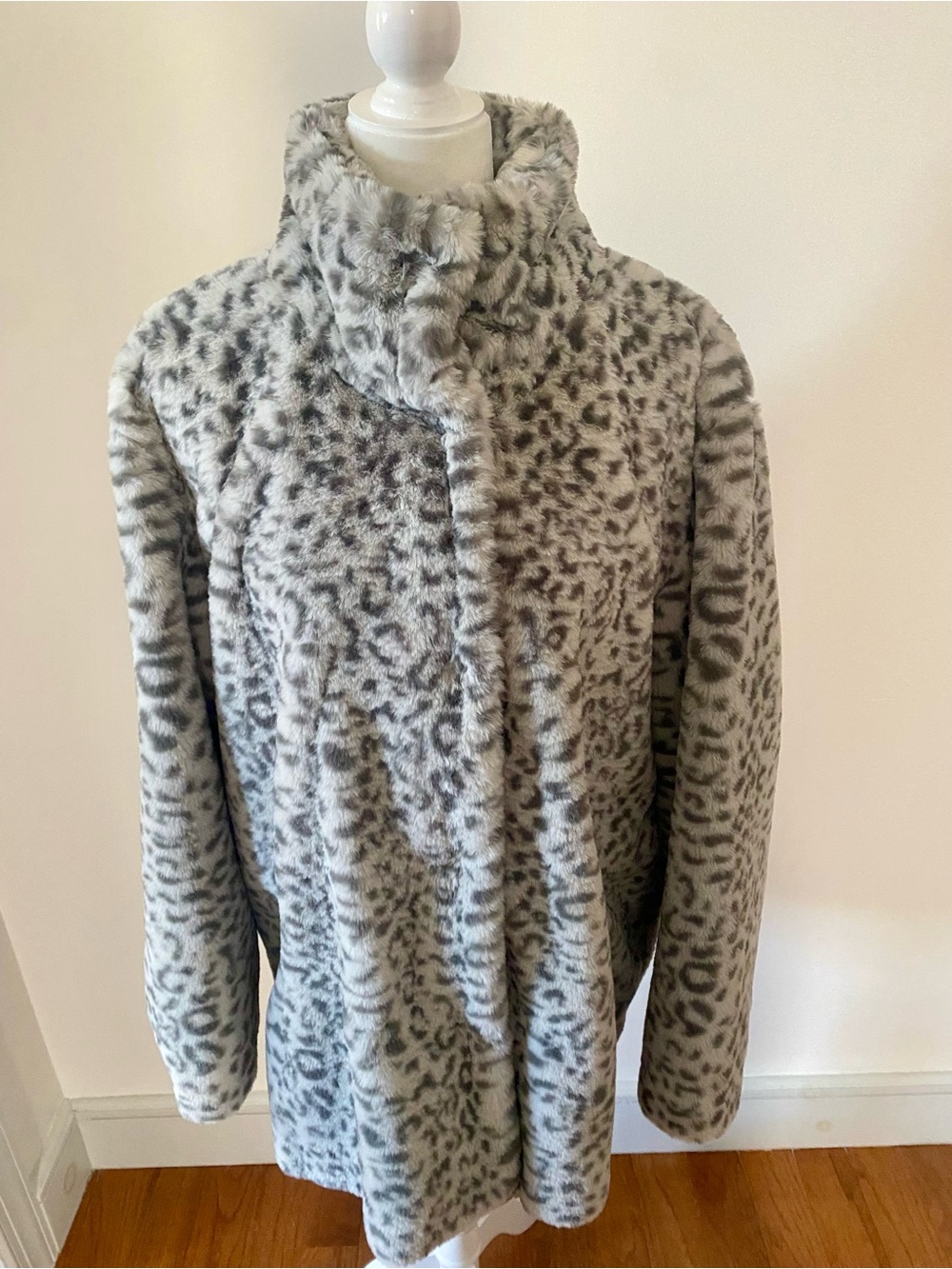 Kenneth Cole NWT Snow Leopard Faux Fur Coat Gray XL - Picture 2 of 16